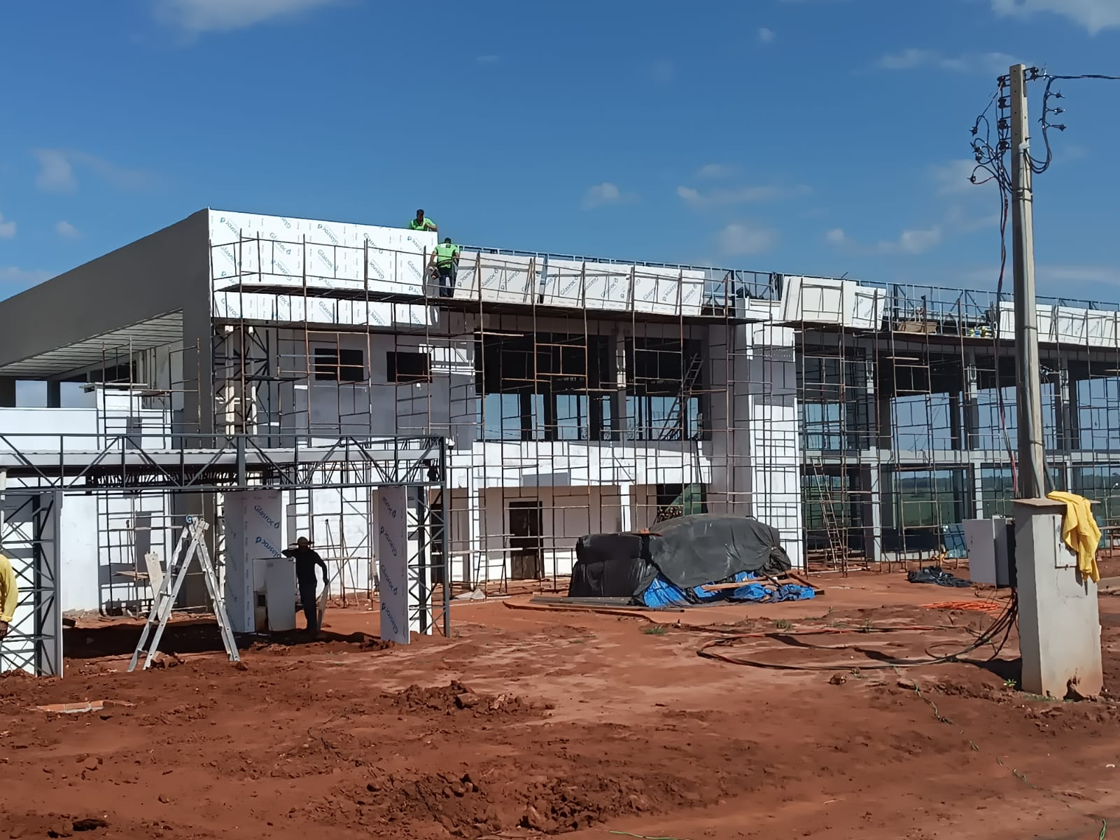 Estrutura de edificação em fase de montagem de fachada